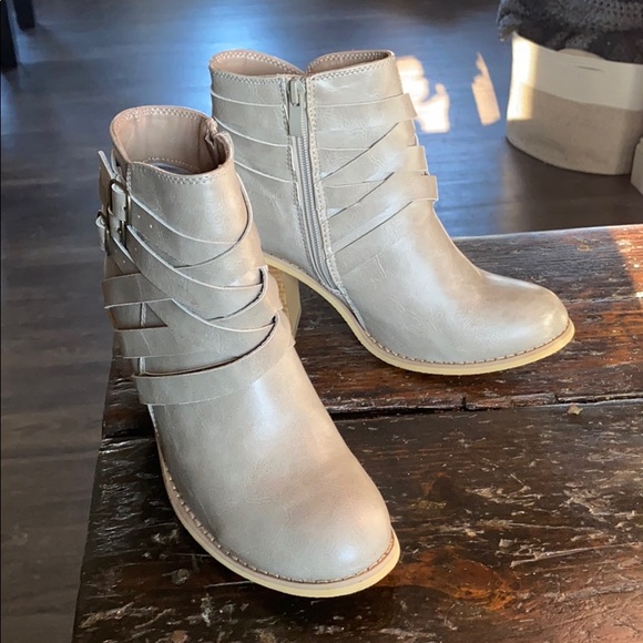 Booties DSW NEW - Picture 2 of 6